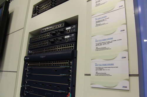 4號(hào)館中興展臺(tái)產(chǎn)品秀 2005年中國(guó)國(guó)際通信設(shè)備技術(shù)展中的科技浪潮